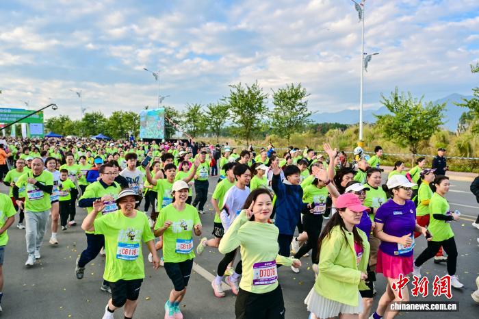 2025全国“村跑”在广西富川圆满收官，3889名村跑