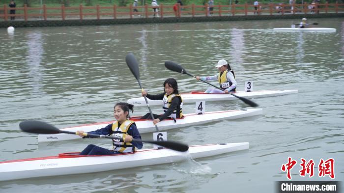 中国23支青少年皮划艇队在上海浦江镇水域拉开帷