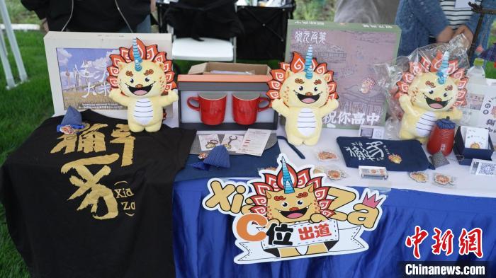 中国23支青少年皮划艇队在上海浦江镇水域拉开帷