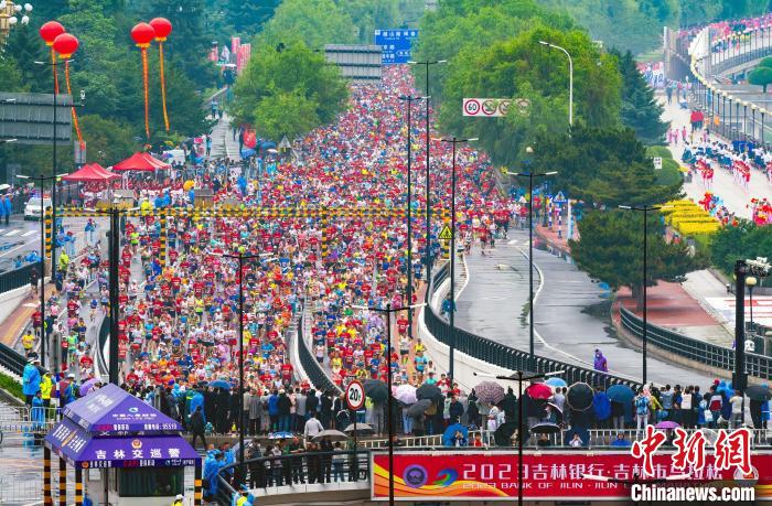吉林市马拉松在细雨中鸣枪开跑，非洲选手包揽