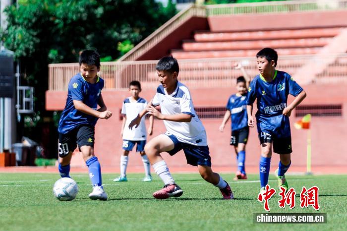 在余杭区绿城足球学校举办的全国青体联杯2025中