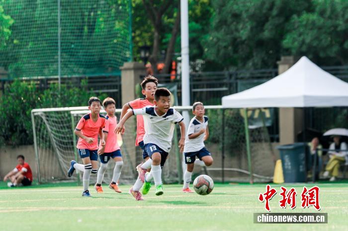 在余杭区绿城足球学校举办的全国青体联杯2025中