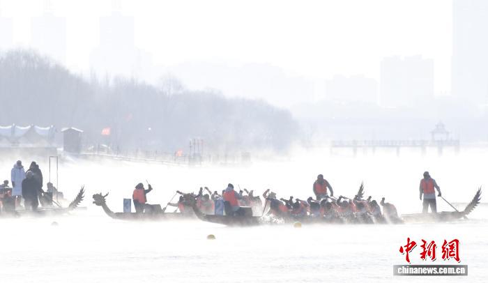 吉林市国际冬季龙舟赛开赛 中外12队劈波斩浪争