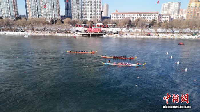 吉林市国际冬季龙舟赛开赛 中外12队劈波斩浪争