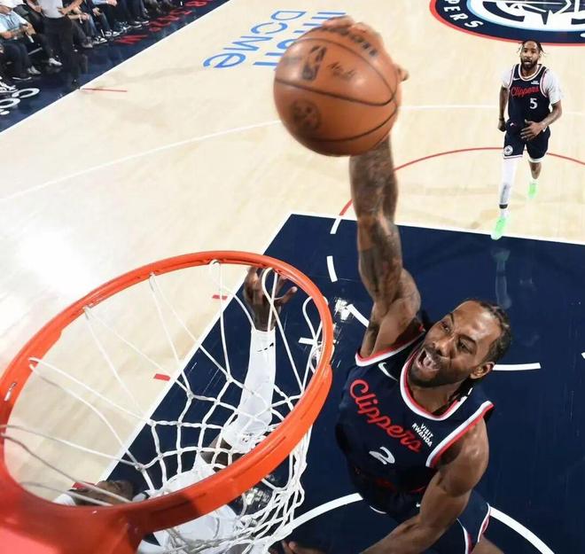 伦纳德复出单节12分率队领先18分 快船却遭逆转引