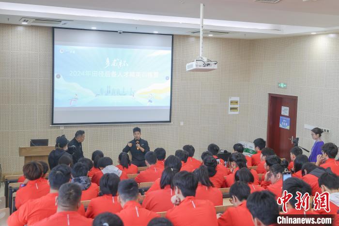 苏炳添现身南昌训练营分享突破自我的故事 展望