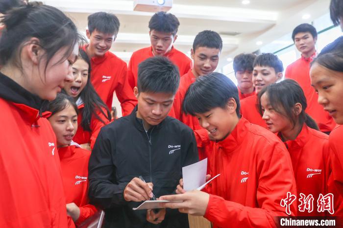 苏炳添现身南昌训练营分享突破自我的故事 展望