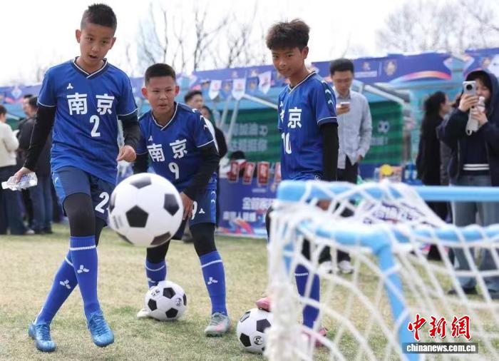 南京校园足球改革打造苏超样本：破解12岁退役现