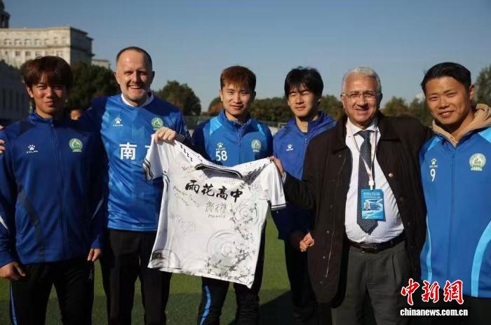 南京校园足球改革打造苏超样本：破解12岁退役现