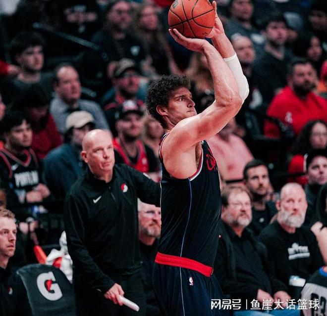 开拓者力克快船夏普复出助球队大胜，伦纳德创