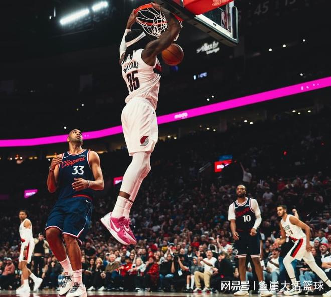 开拓者力克快船夏普复出助球队大胜，伦纳德创