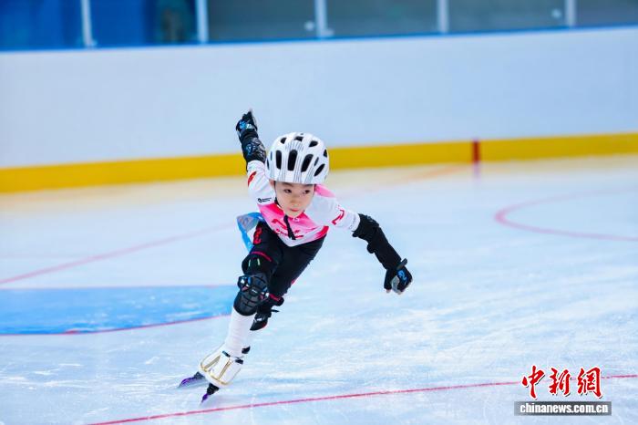 陕西省近百名选手参与冰上竞速点燃全省冰雪运